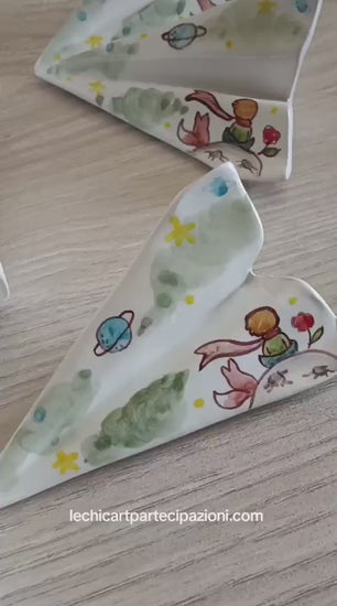 Bomboniera Prima Comunione aeroplano Piccolo Principe ceramica dipinta a mano con nastro verde salvia