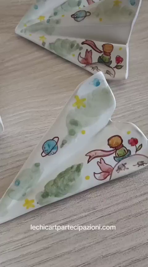 Bomboniera Prima Comunione aeroplano Piccolo Principe ceramica dipinta a mano con nastro verde salvia
