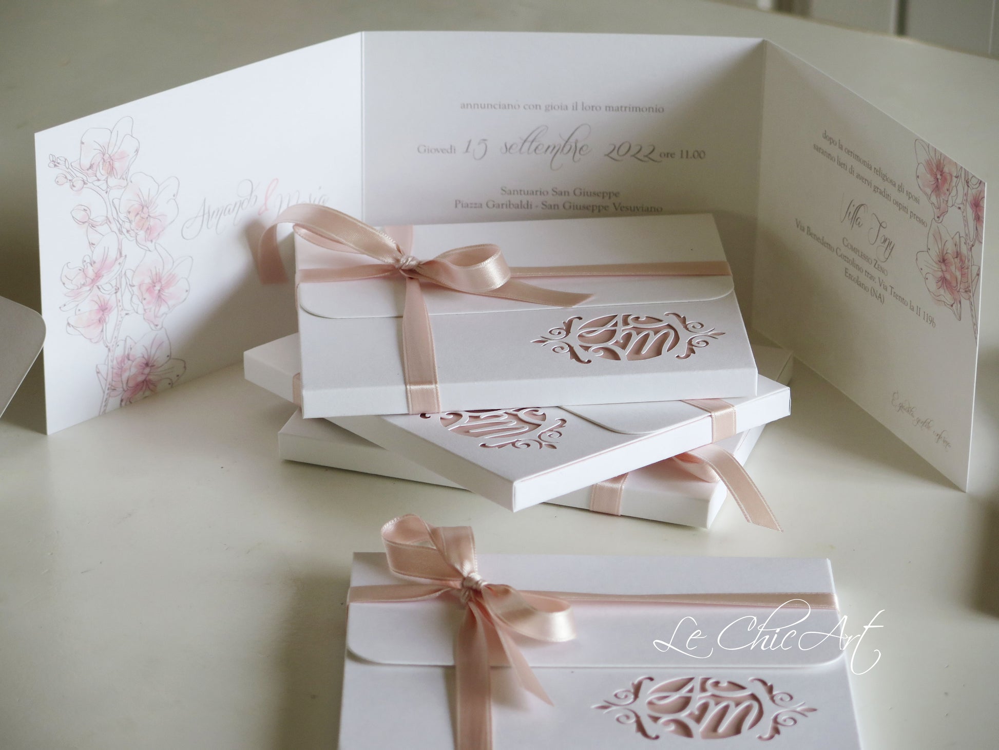 Dettaglio intaglio laser orchidea personalizzato su partecipazione matrimonio rosa cipria