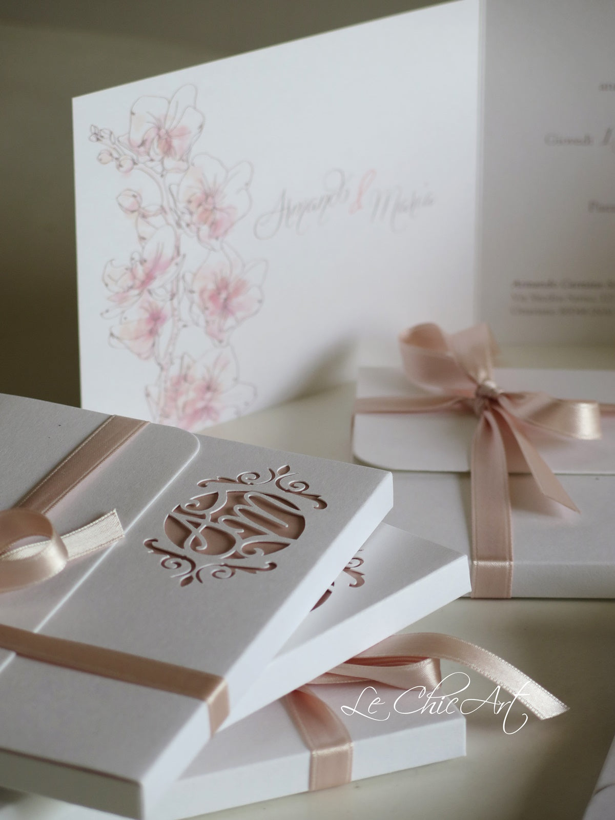 Partecipazione matrimonio pocket rosa cipria con intaglio personalizzato orchidee