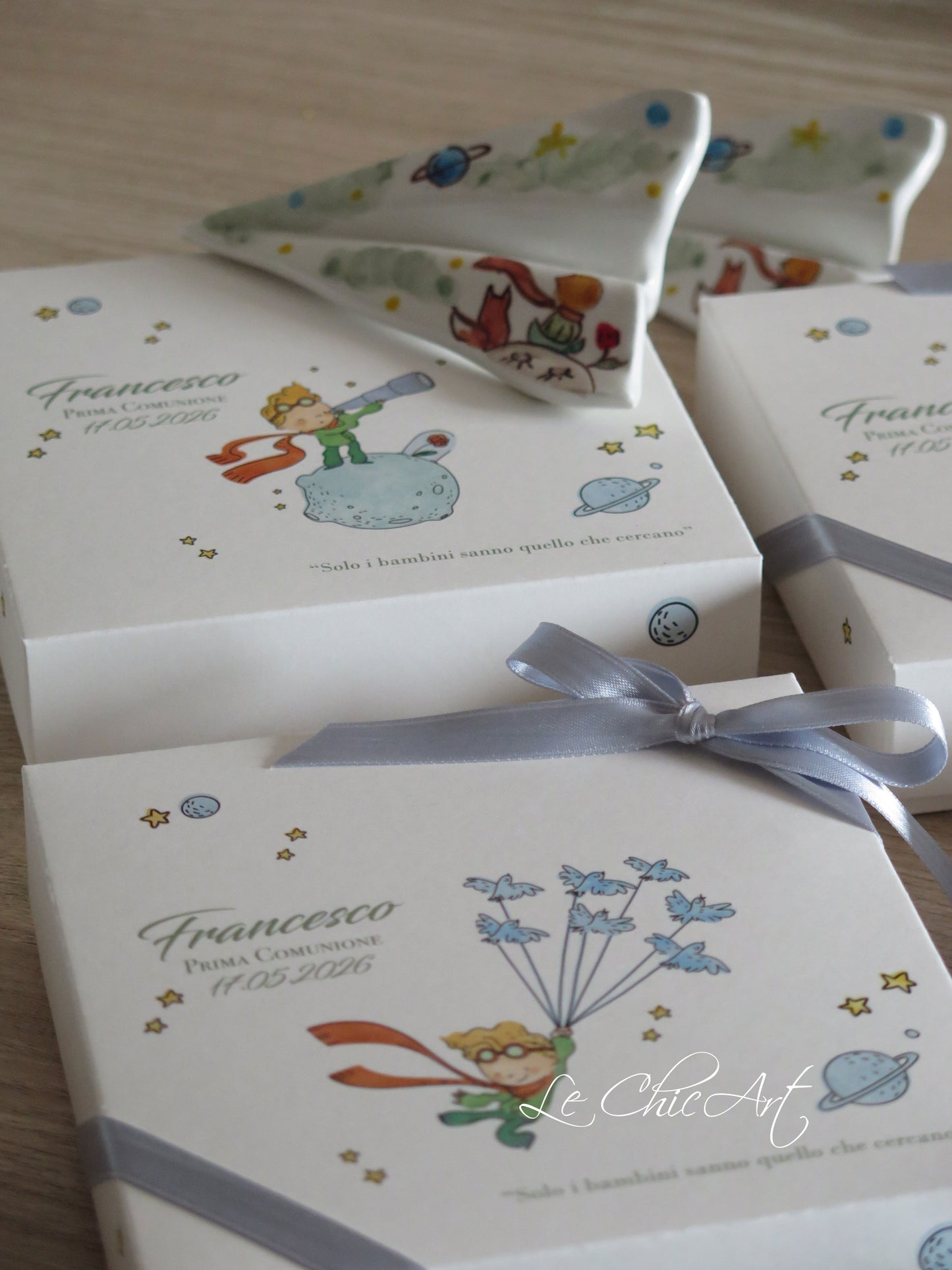 Scatole bomboniera Prima Comunione Il Piccolo Principe – grafica cannocchiale e rondini a confronto, nastro doppio raso azzurro polvere, aeroplano ceramica dipinto a mano – Le ChicArt