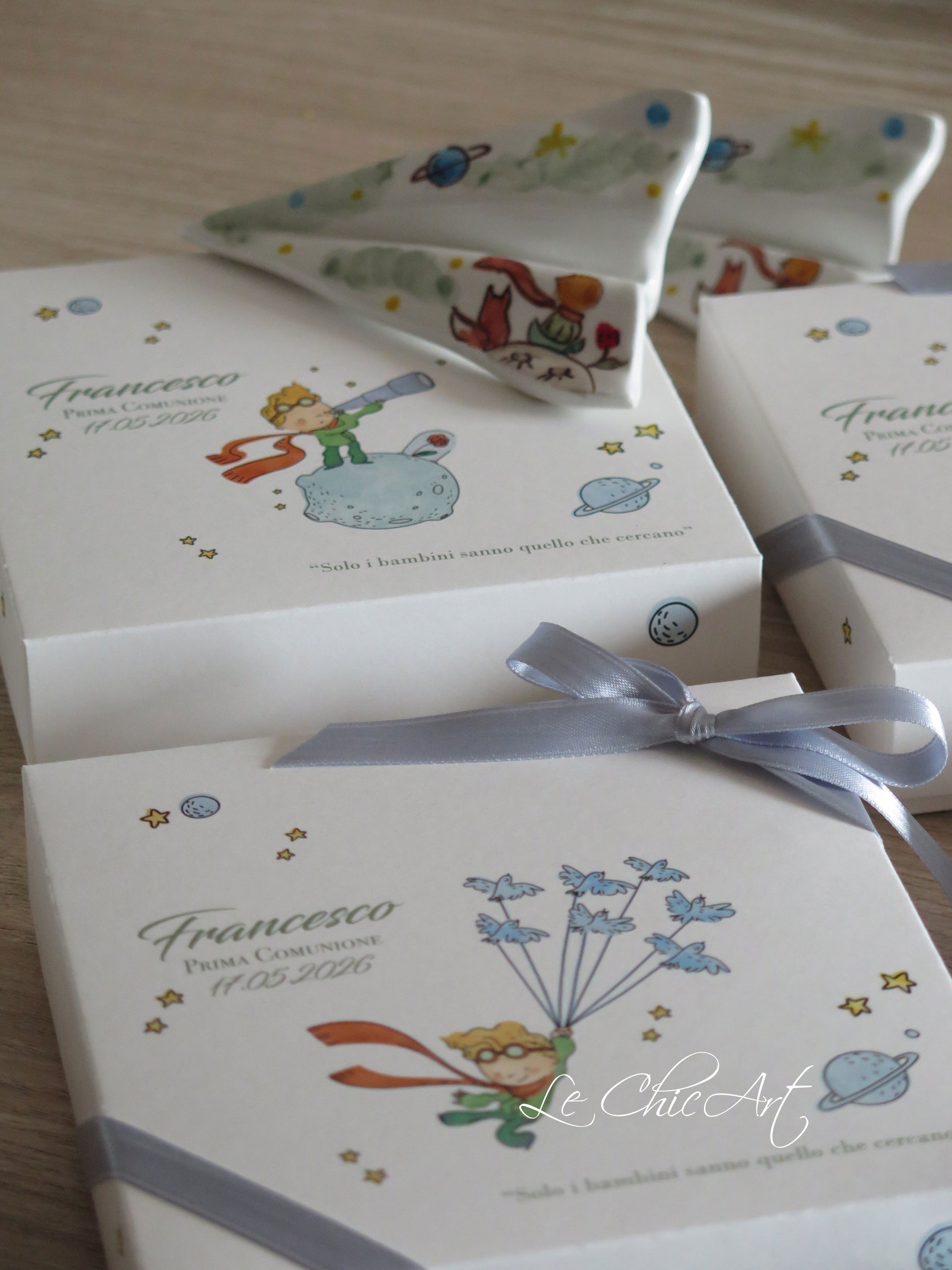 Scatole bomboniera Prima Comunione Il Piccolo Principe – grafica cannocchiale e rondini a confronto, nastro doppio raso azzurro polvere, aeroplano ceramica dipinto a mano – Le ChicArt