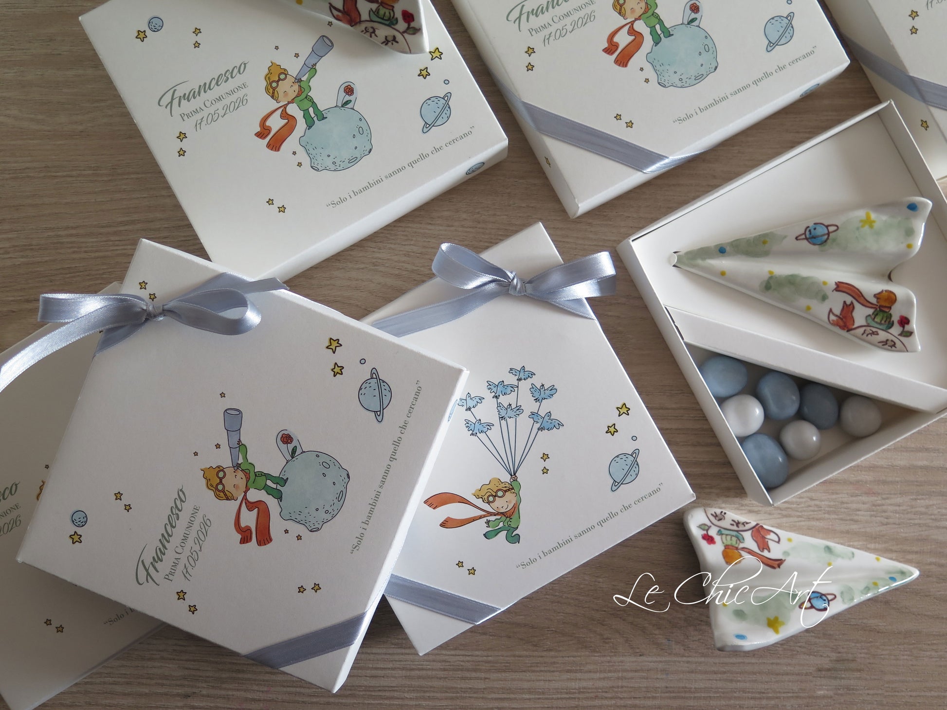 Set bomboniere Prima Comunione Il Piccolo Principe – scatole con grafica cannocchiale e rondini, confetti azzurri e aeroplano in ceramica dipinto a mano – Le ChicArt