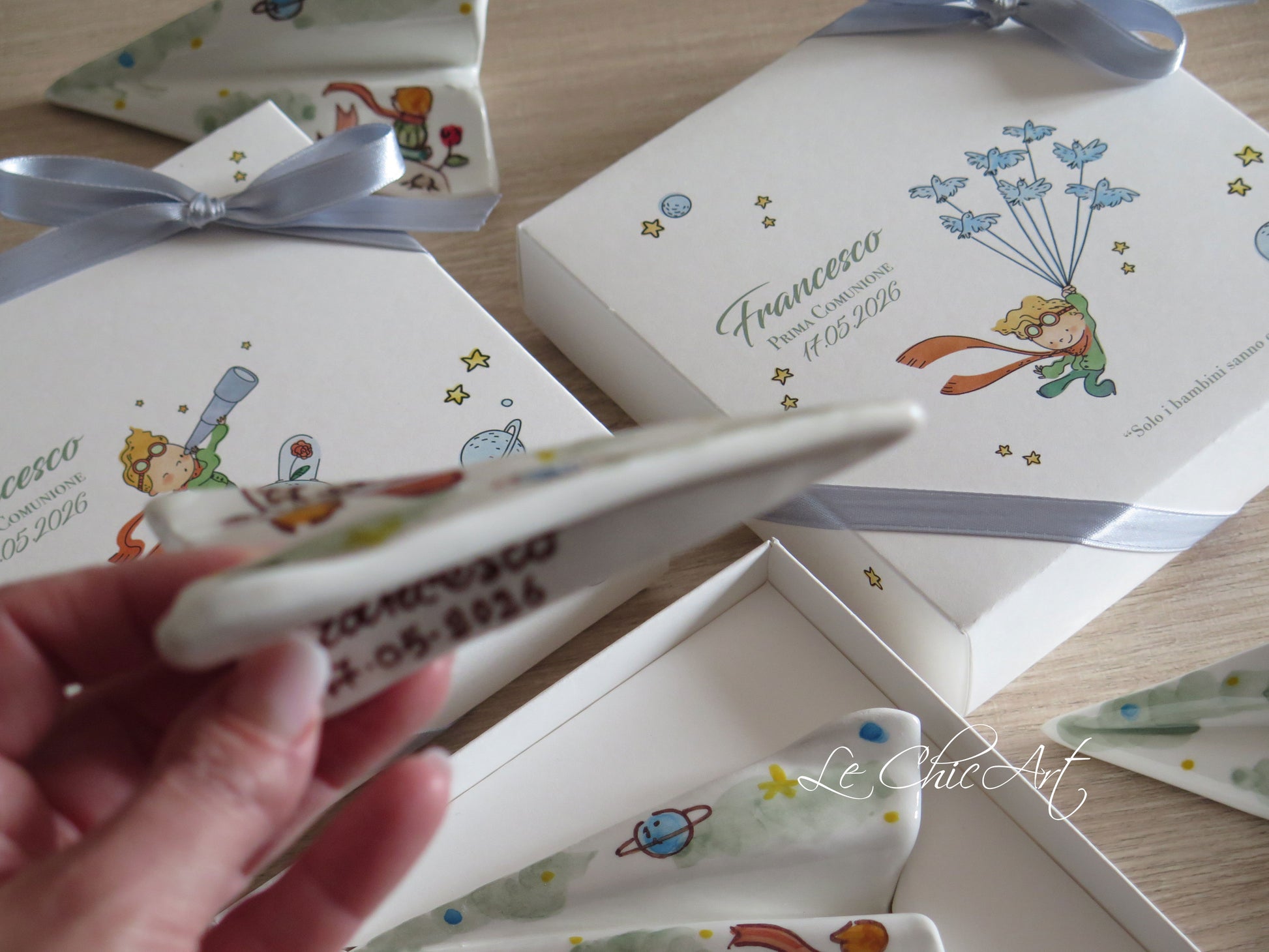 Bomboniera Prima Comunione aeroplano ceramica dipinto a mano Il Piccolo Principe – scatola con grafica rondini e nastro azzurro polvere, personalizzata con nome e data – Le ChicArt