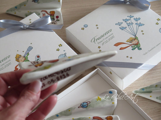 Bomboniera Prima Comunione aeroplano ceramica dipinto a mano Il Piccolo Principe – scatola con grafica rondini e nastro azzurro polvere, personalizzata con nome e data – Le ChicArt
