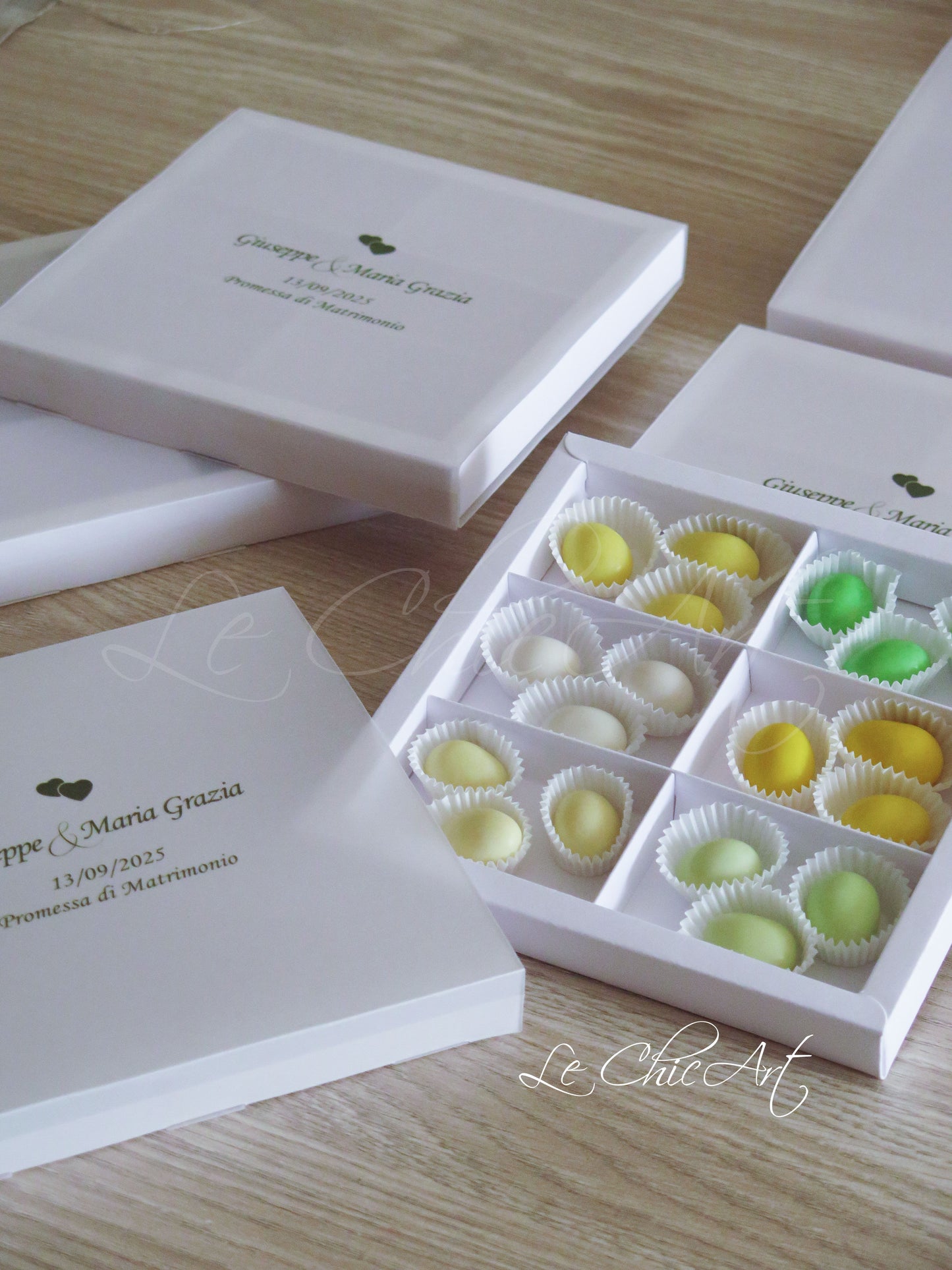 Scatola degustazione 6 scomparti 17x17x2cm con fascia semi trasparente verde oliva per promessa matrimonio, bomboniera elegante con logo Le ChicArt