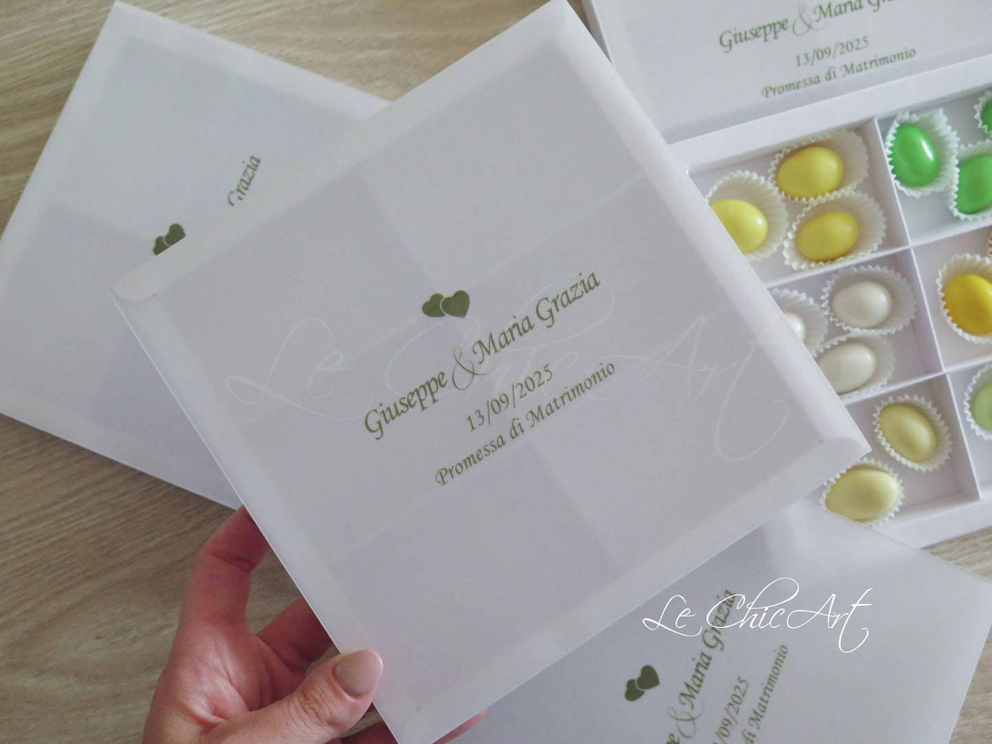 Scatola degustazione 6 scomparti con fascia a sfilo semi trasparente verde oliva per promessa matrimonio, bomboniera raffinata con logo Le ChicArt