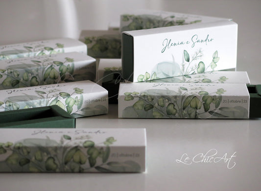 Scatola porta confetti verde salvia con rami eucalipto e data personalizzata sul bordo laterale, mini sfilo 12x4x2cm per promessa matrimonio - vista frontale