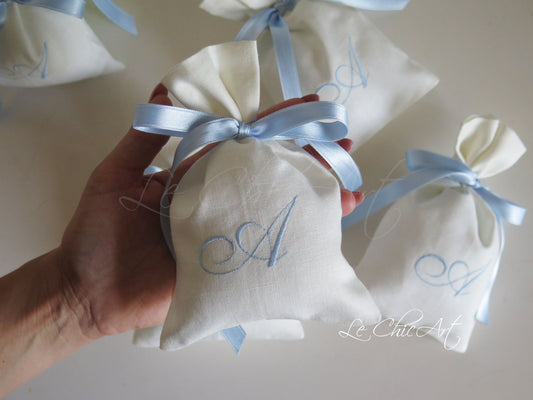 Sacchetto bomboniera nascita in puro lino bianco con ricamo iniziale azzurro personalizzato - Porta confetti elegante battesimo bimbo
