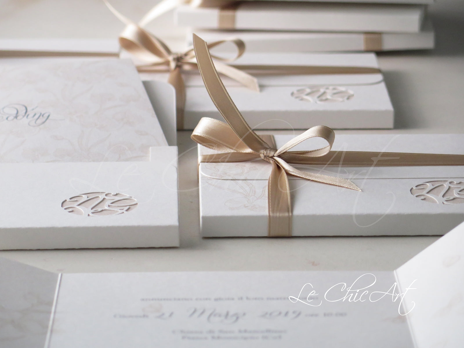 Partecipazione matrimonio pocket tortora con intaglio personalizzato e orchidee eleganti