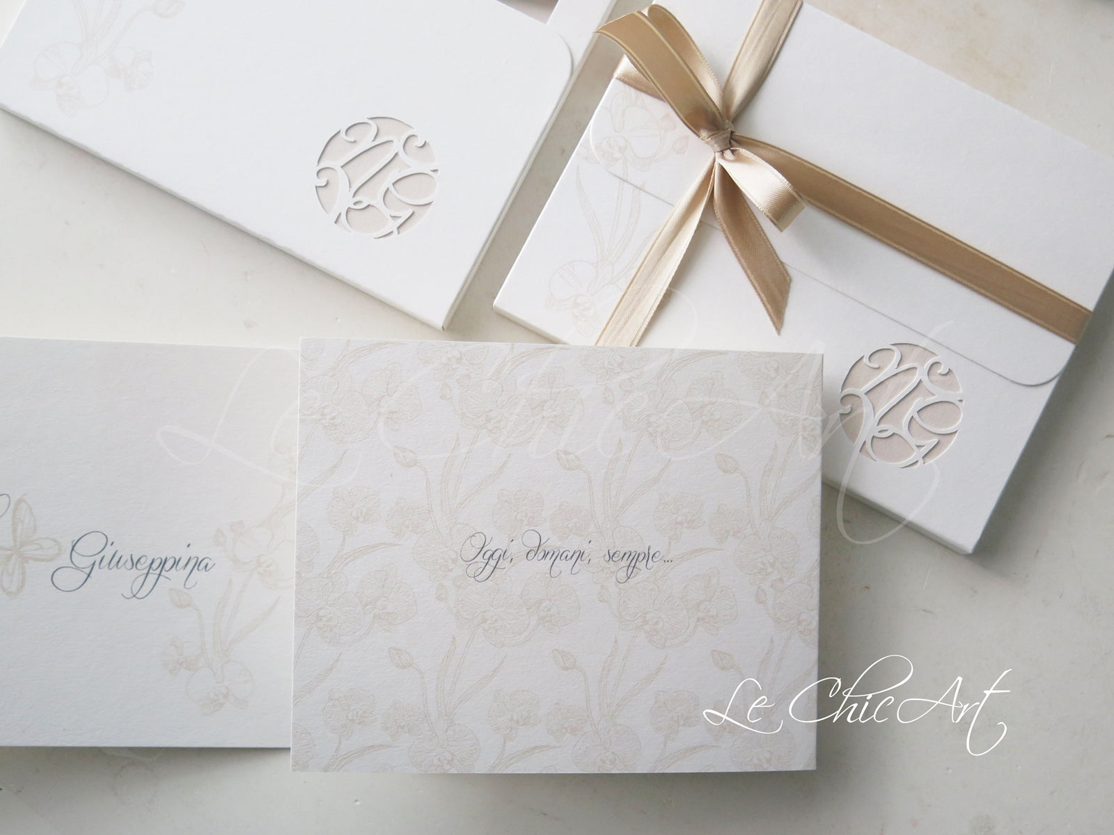 Dettaglio partecipazione pocket tortora aperta con design orchidee e personalizzazione