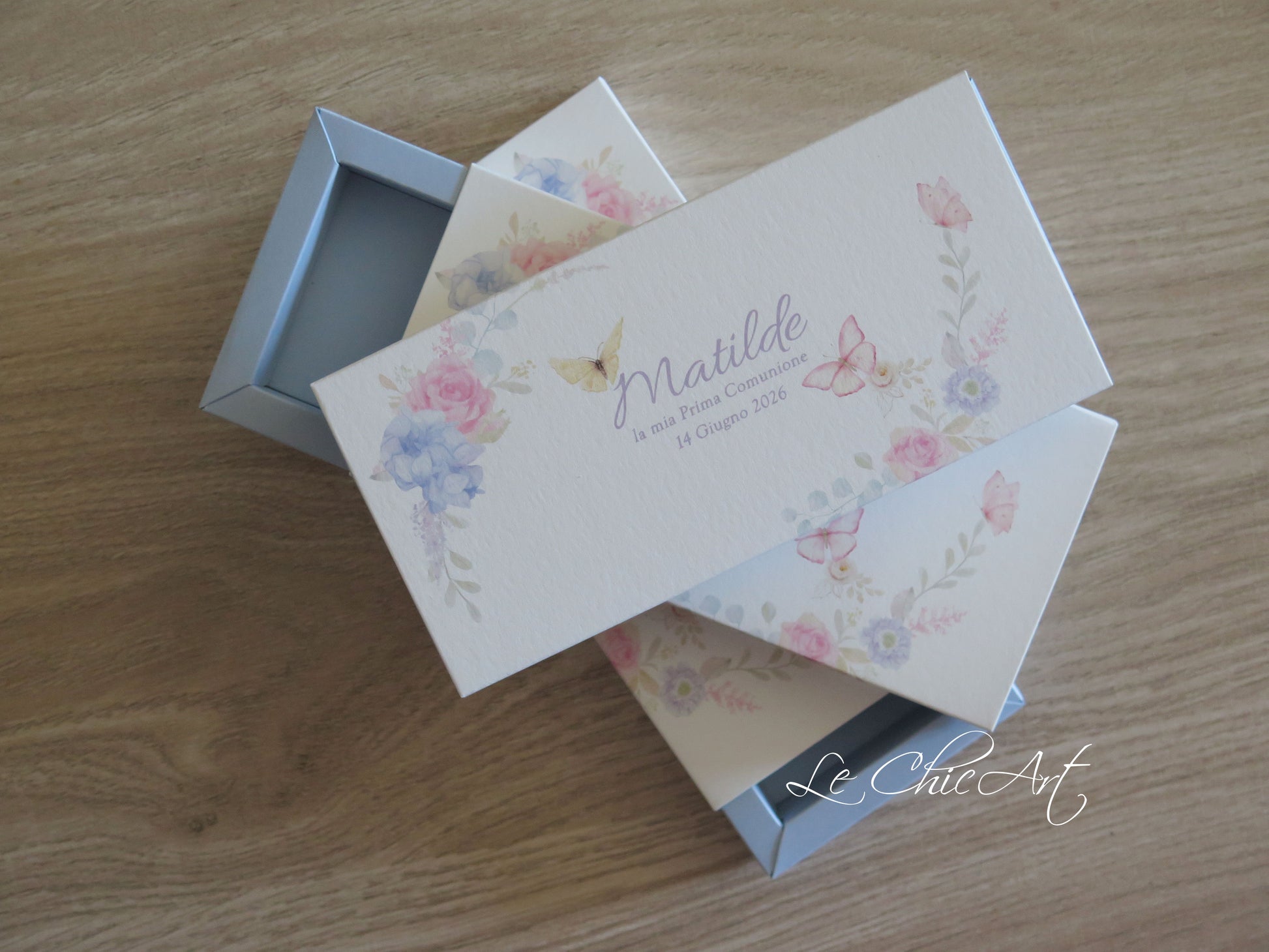 Set 10 scatole porta confetti a 3 scomparti con grafica floreale acquerello – fiori rosa, lilla e farfalle su fondo rosa cipria – Prima Comunione Le ChicArt