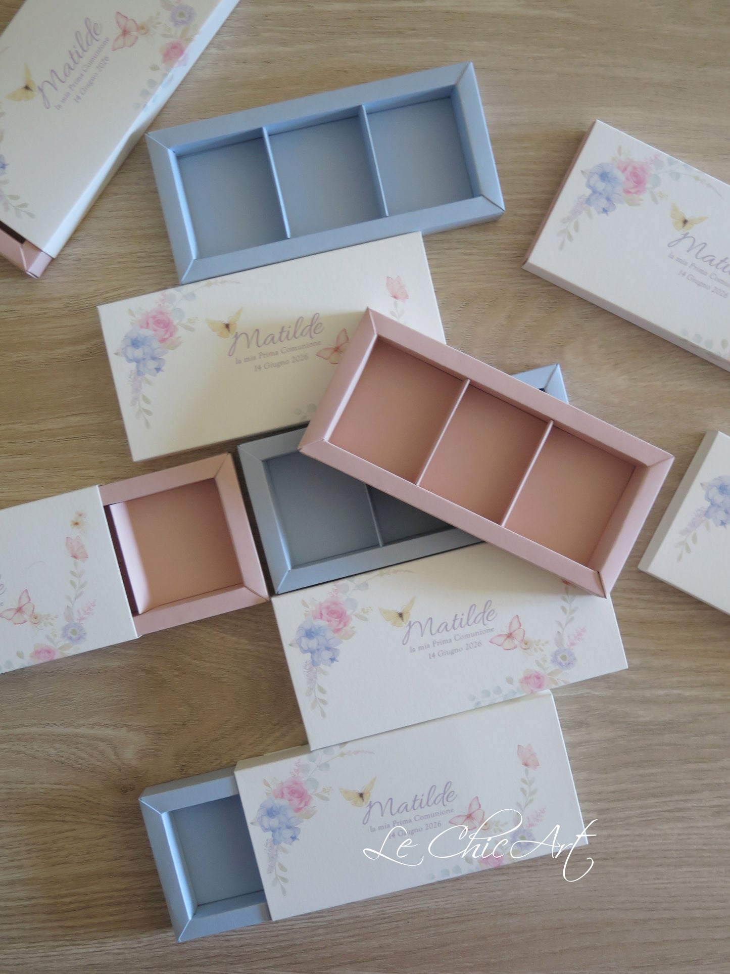 Set 10 scatole porta confetti a 3 scomparti con grafica floreale acquerello – fiori rosa, lilla e farfalle su fondo azzurro polvere – Prima Comunione Le ChicArt