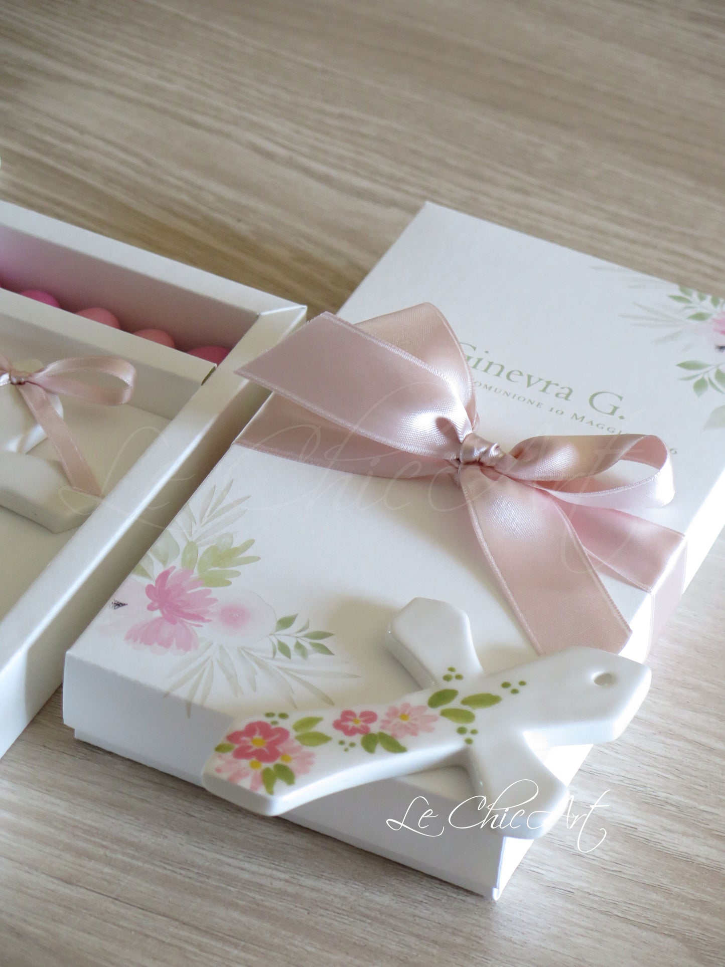Set 10 Bomboniere Croce Ceramica Dipinta a Mano – Terracotta o Bianca con Fiori Rosa