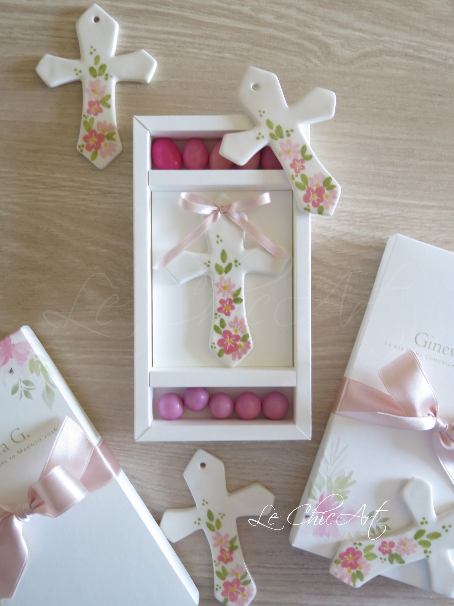 Set 10 Bomboniere Croce Ceramica Dipinta a Mano – Terracotta o Bianca con Fiori Rosa