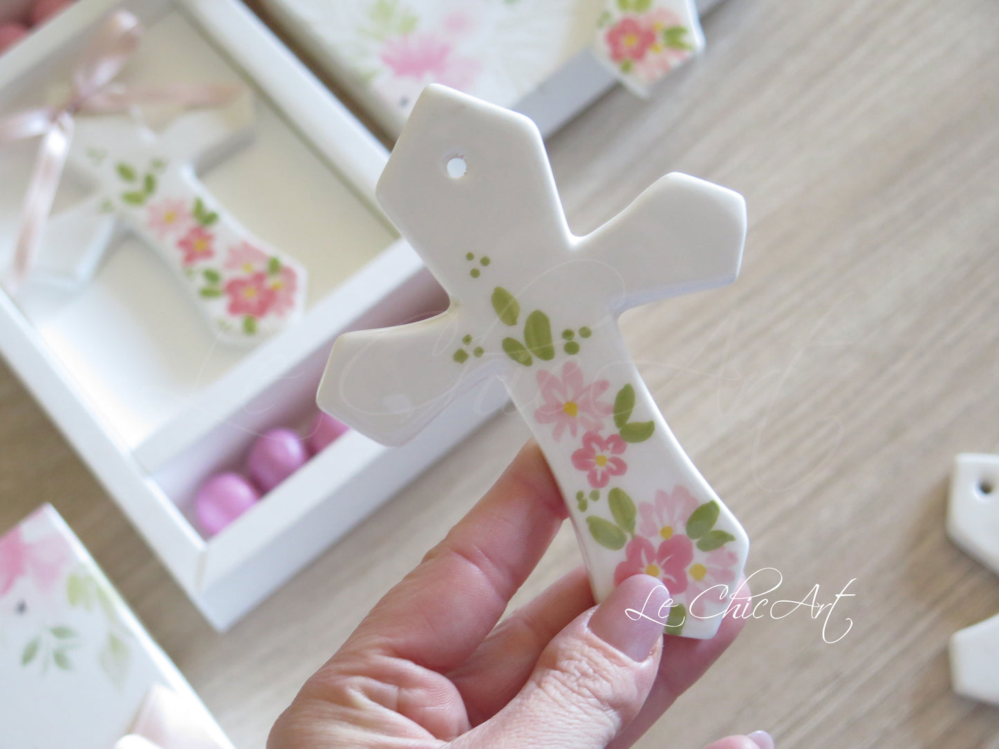 Set 10 Bomboniere Croce Ceramica Dipinta a Mano – Terracotta o Bianca con Fiori Rosa