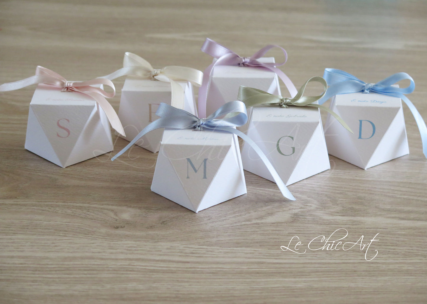 Dettaglio scatola diamante portaconfetti nascita battesimo colore rosa cipria design geometrico elegante bomboniera luxury bimba