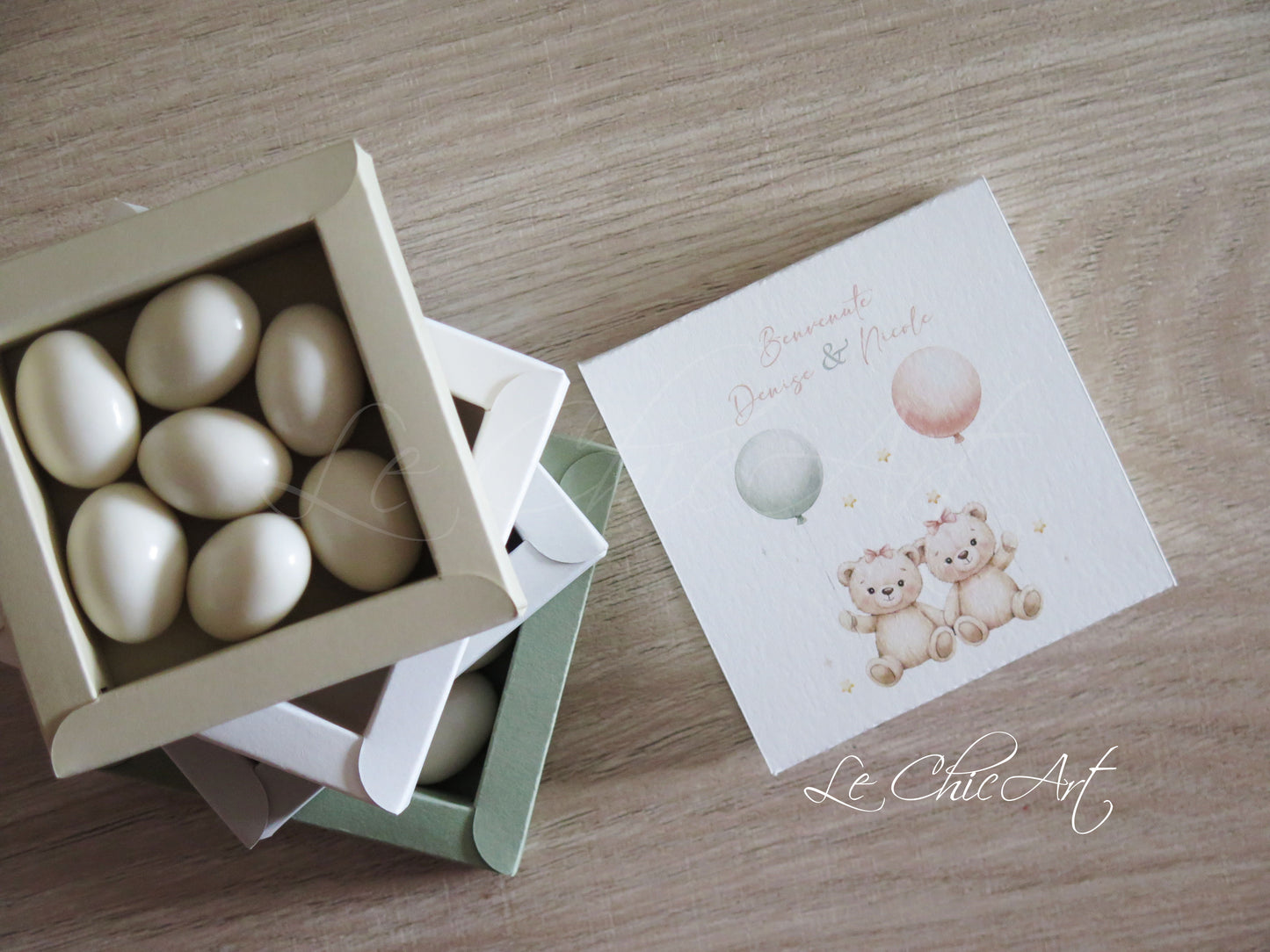 Dettaglio scatola portaconfetti orsetti gemelli maschi con cappellini azzurri - Bomboniera nascita gemellini