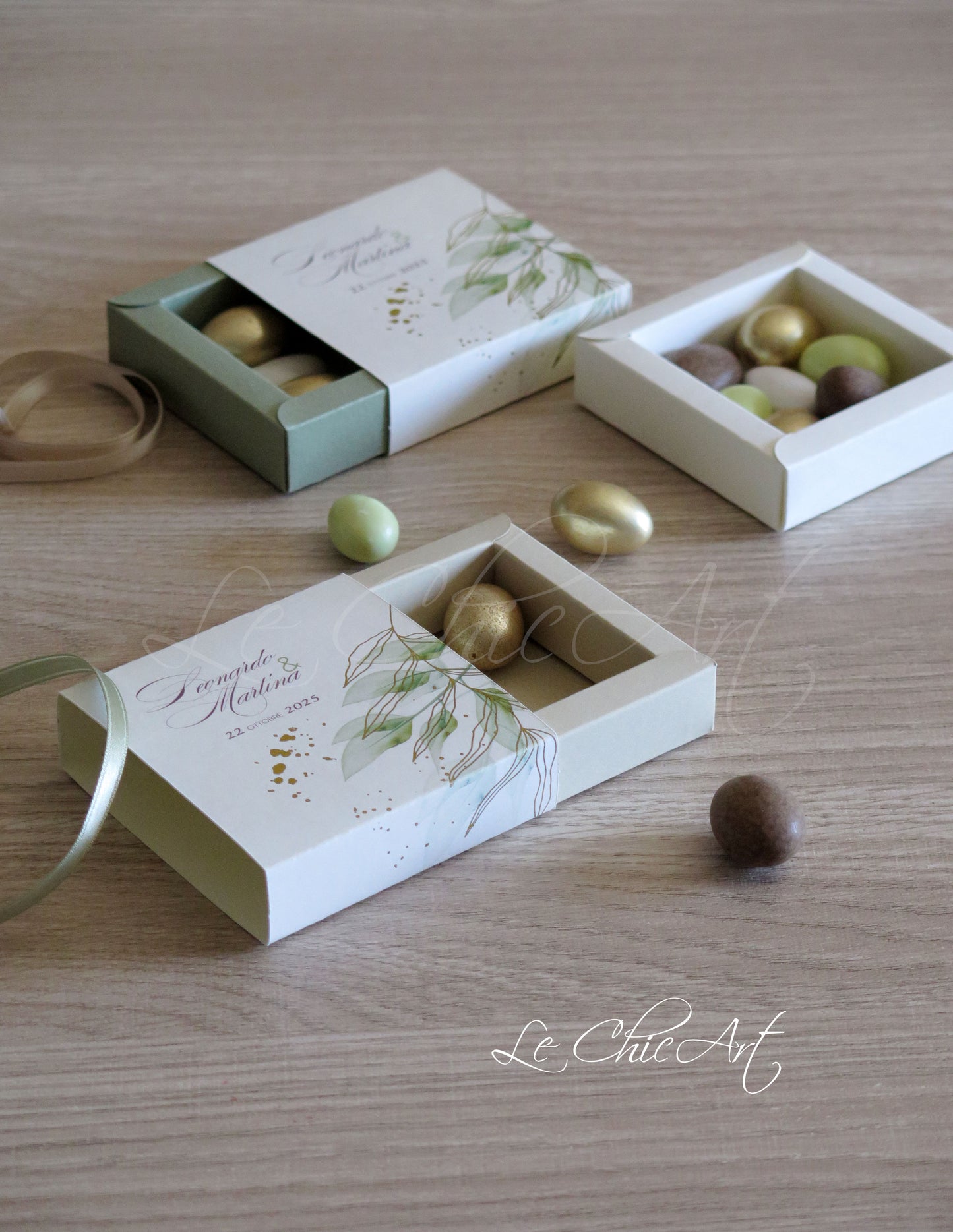 Set scatole portaconfetti a sfilo con grafica ulivo oro lucido nelle tonalità salvia, avorio e beige, bomboniere luxury 8x8x2cm con nastro coordinato