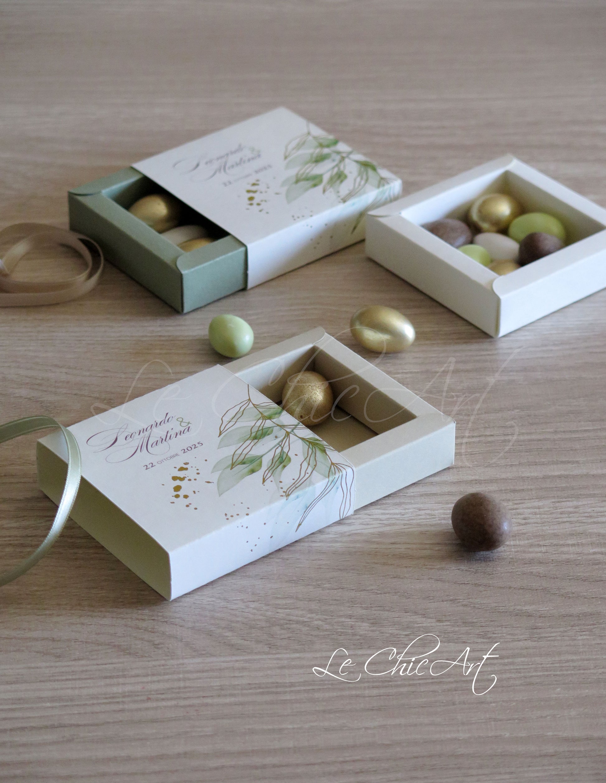 Set scatole portaconfetti a sfilo con grafica ulivo oro lucido nelle tonalità salvia, avorio e beige, bomboniere luxury 8x8x2cm con nastro coordinato
