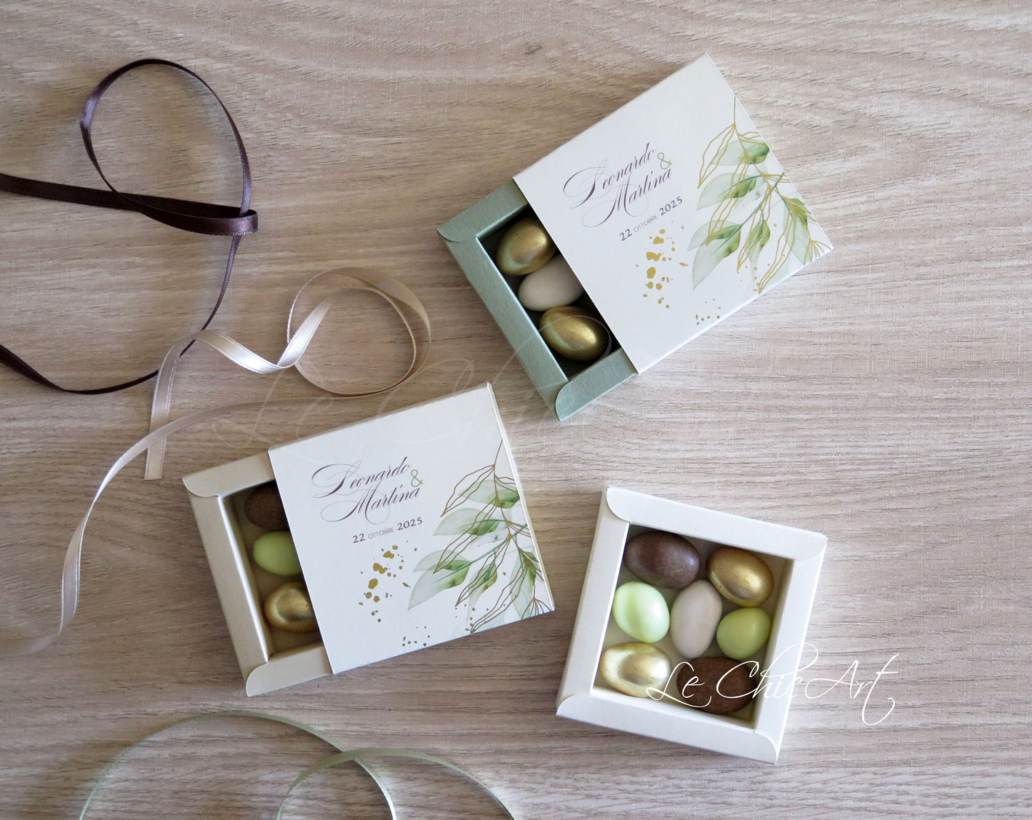 Scatole portaconfetti grafica ulivo oro lucido su fondo avorio e beige, design botanico elegante 8x8x2cm con nastro pretagliato incluso