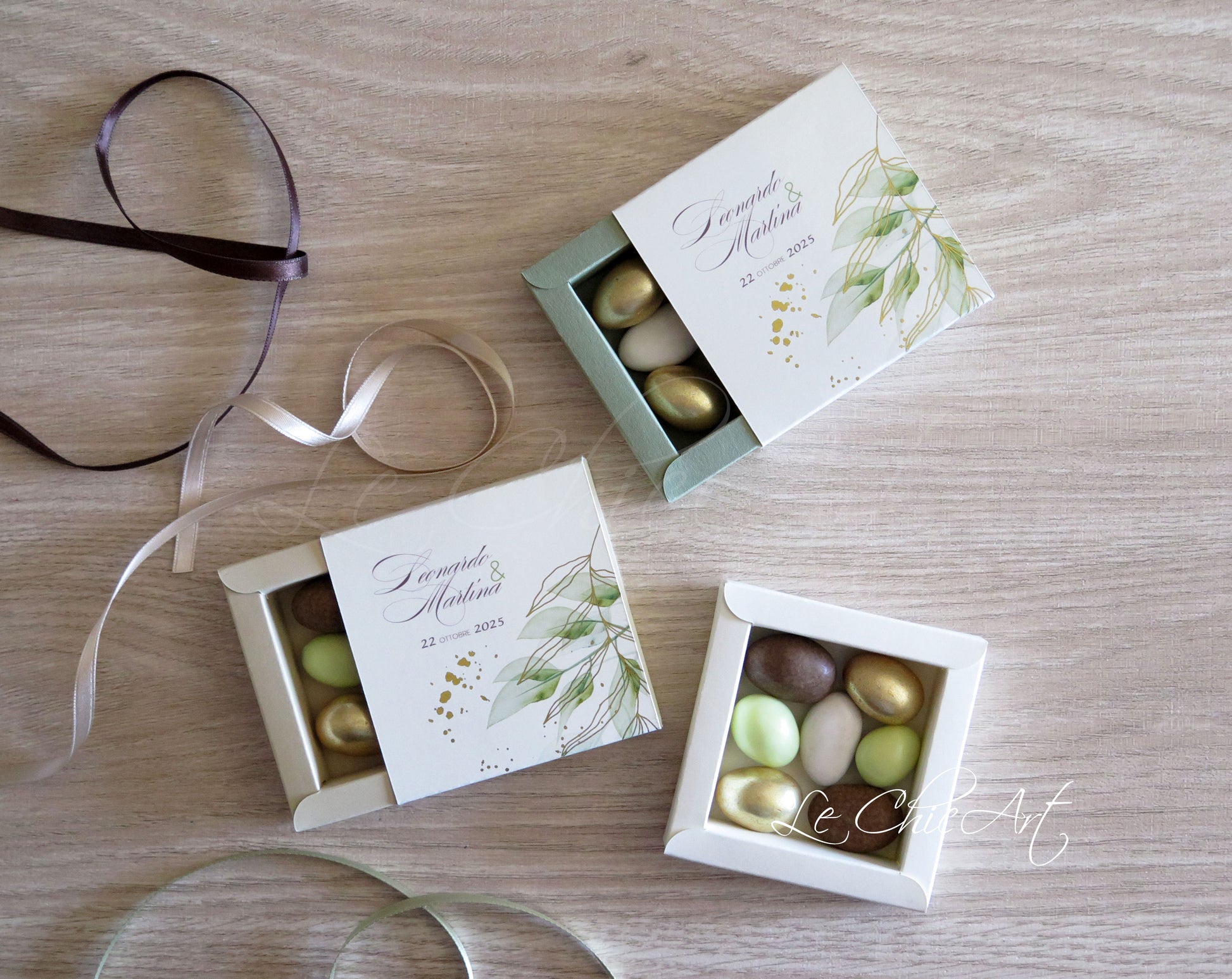 Scatole portaconfetti grafica ulivo oro lucido su fondo avorio e beige, design botanico elegante 8x8x2cm con nastro pretagliato incluso