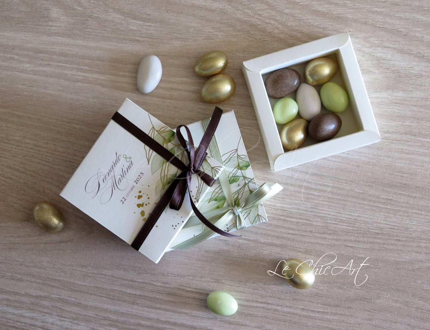 Scatola portaconfetti a sfilo 8x8x2cm con grafica ulivo e stampa oro lucido su fondo salvia o cioccolato, design botanico luxury per bomboniere eleganti