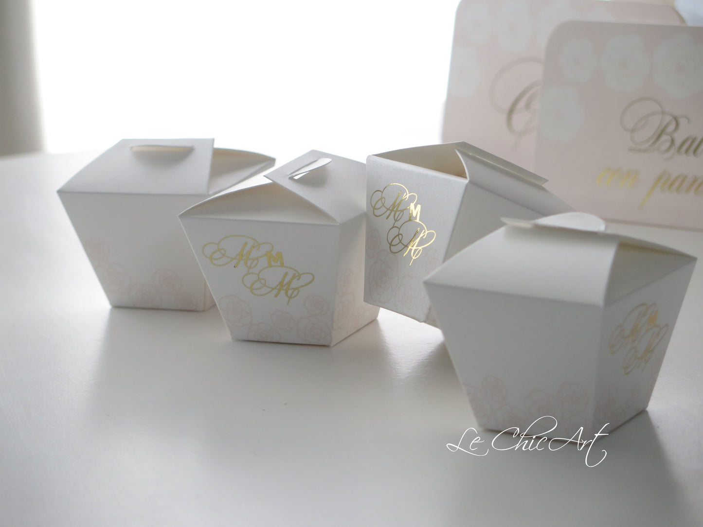 Segnaposto matrimonio tema Coco Chanel con candy box bianche e cartoncini calligrafici oro - allestimento confettata elegante Le ChicArt
