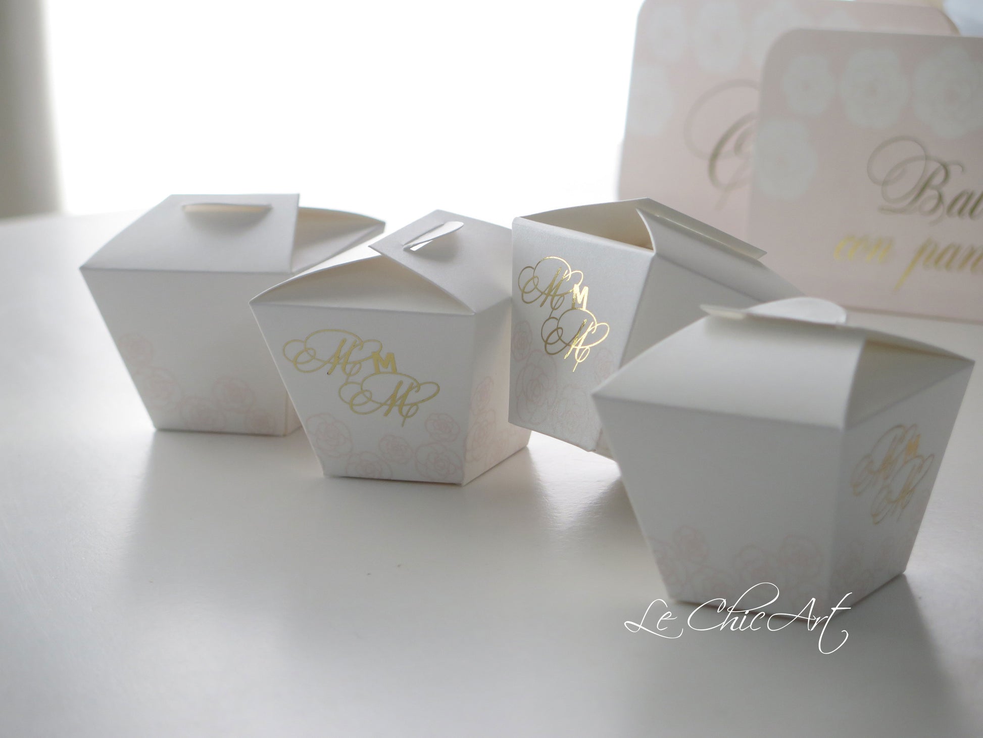 Segnaposto matrimonio tema Coco Chanel con candy box bianche e cartoncini calligrafici oro - allestimento confettata elegante Le ChicArt