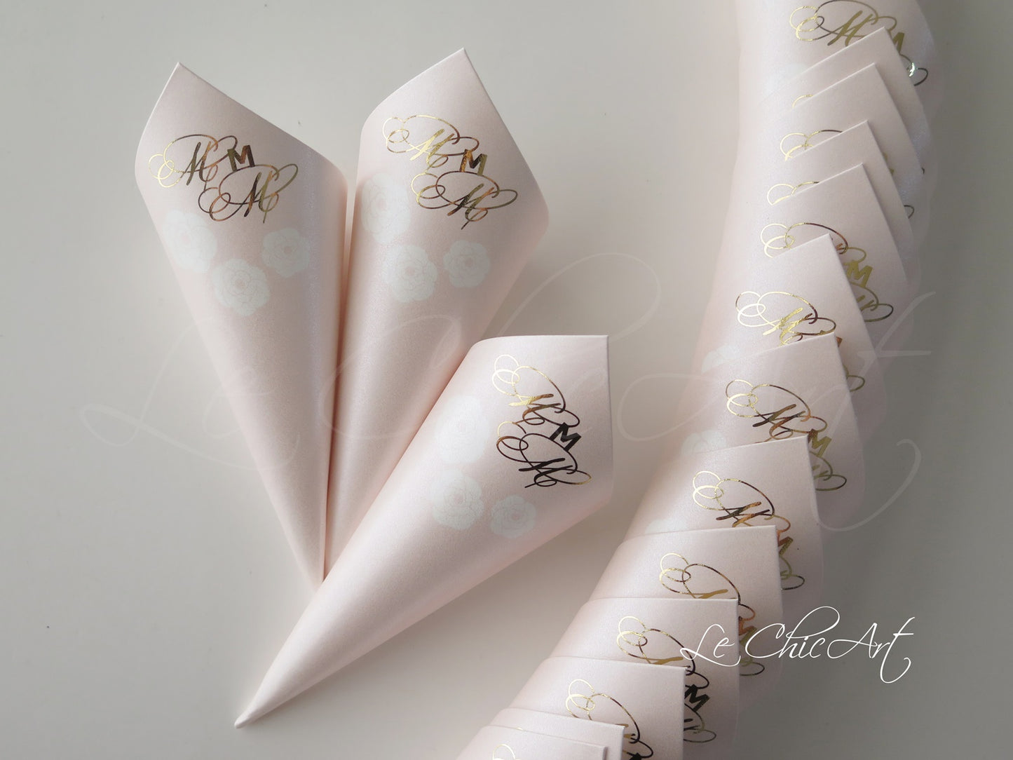 Coni porta riso matrimonio rosa cipria con iniziali monogramma oro lucido stile Coco Chanel - set 50 pz Le ChicArt