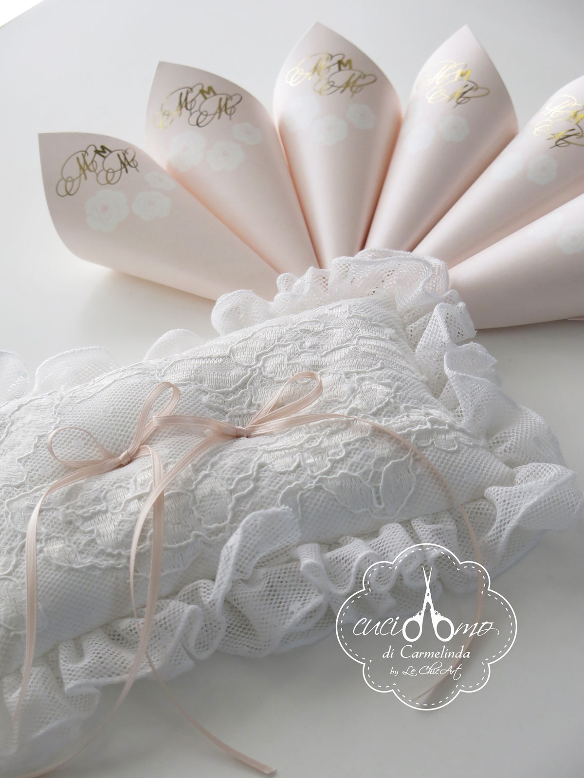Coni riso matrimonio rosa cipria con iniziali oro lucido tema camelie Chanel su cuscino porta fedi pizzo bianco - allestimento chiesa elegante Le ChicArt