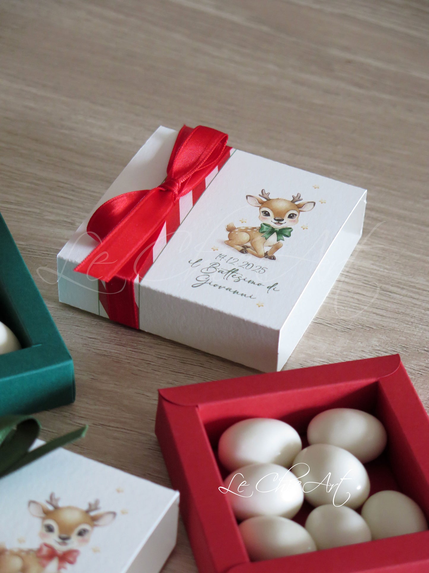 Scatola portaconfetti a sfilo con renna natalizia e motivi bosco rosso verde - Bomboniera battesimo tema Natale