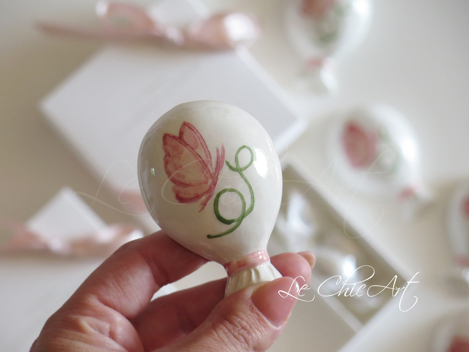 Bomboniera battesimo palloncino ceramica bianca con calamita farfallina rosa e iniziale verde dipinte a mano, scatola regalo personalizzata con nastro rosa cipria, dimensioni 7x4x2cm, bomboniera premium Made in Italy
