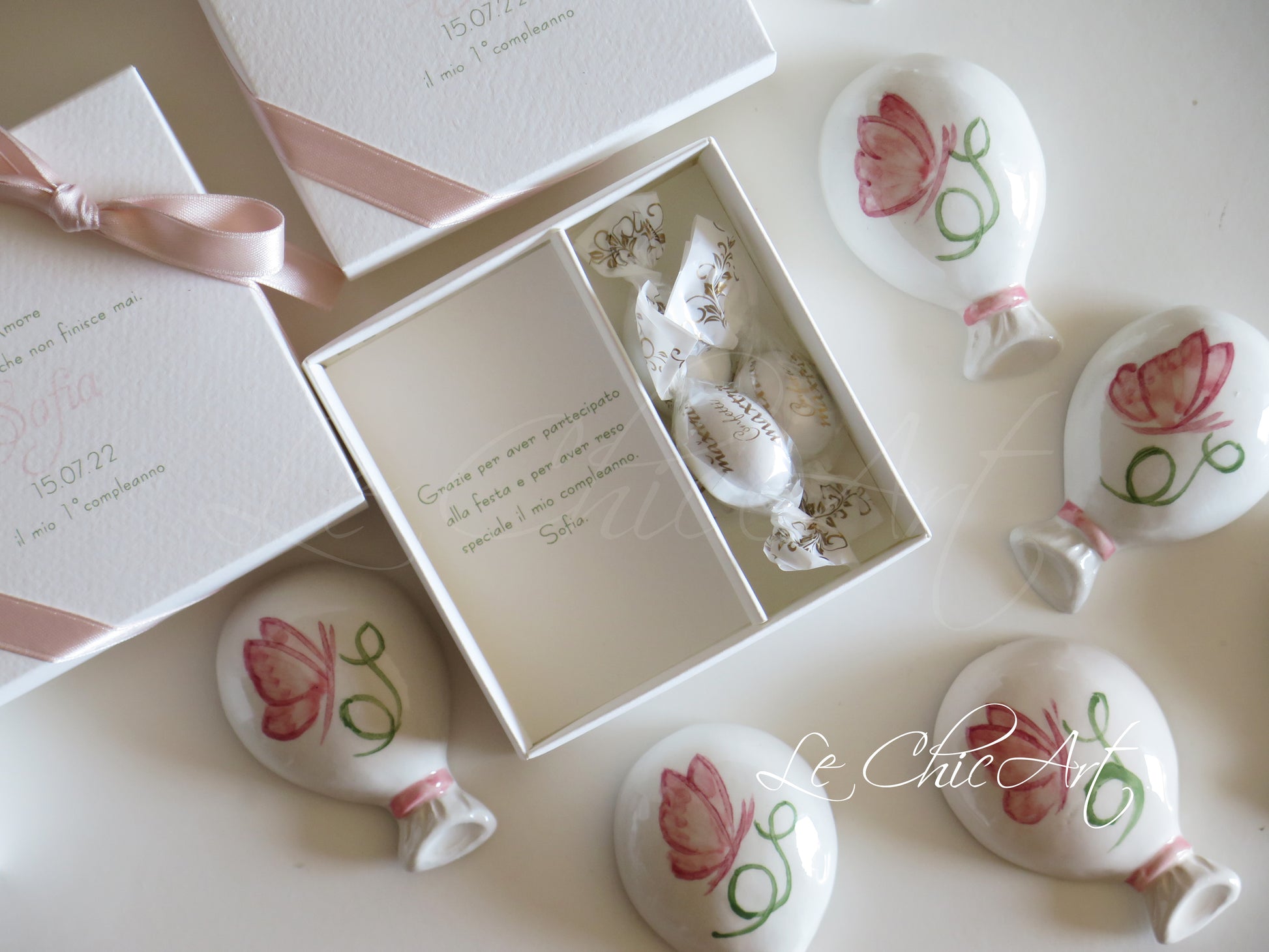 Set completo 10 bomboniere palloncino ceramica con calamita decorazione farfalla rosa e iniziale personalizzabile, scatole bianche con nastro rosa cipria, confetti Maxtris inclusi, bomboniera artigianale italiana per battesimo
