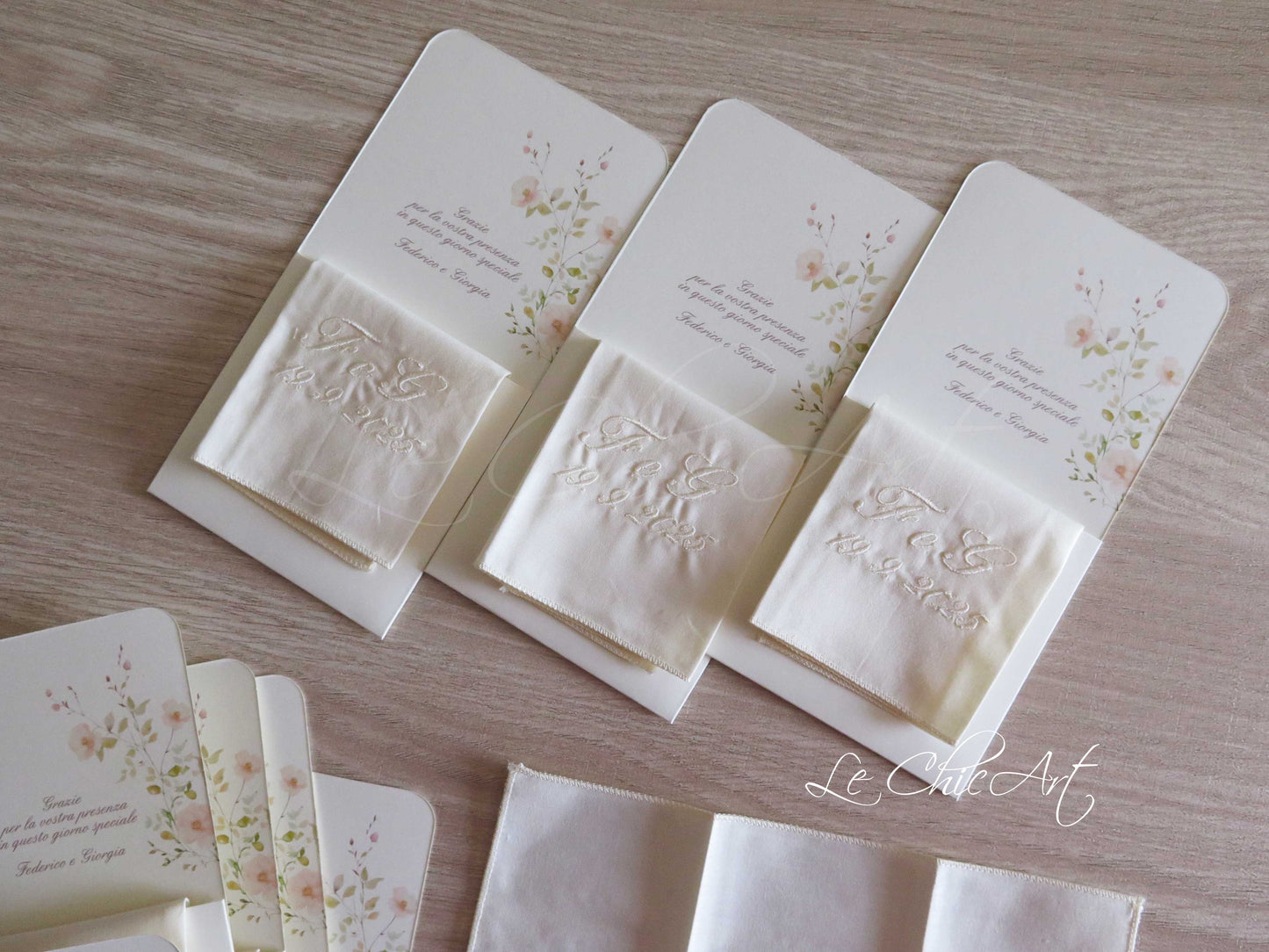 Set fazzoletti matrimonio sartoriali avorio 20x20cm con ricami personalizzati tono su tono, grafica floreale, cotone percalle premium per lacrime di gioia eleganti