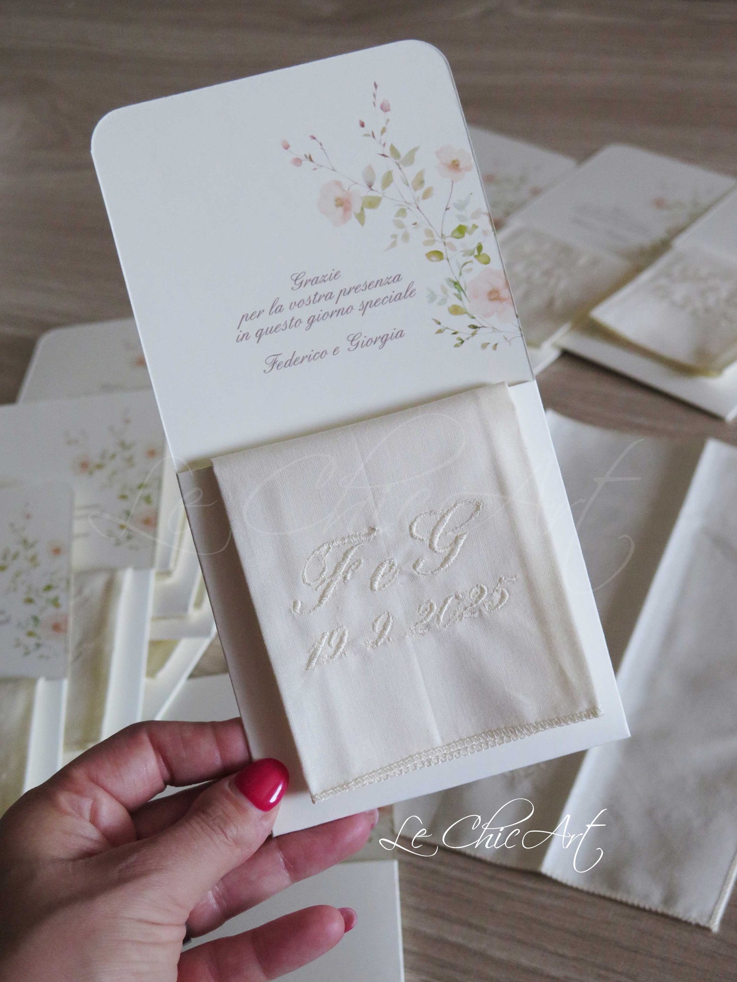 Set fazzoletti matrimonio sartoriali avorio 20x20cm con ricami personalizzati tono su tono, grafica floreale, cotone percalle premium per lacrime di gioia eleganti