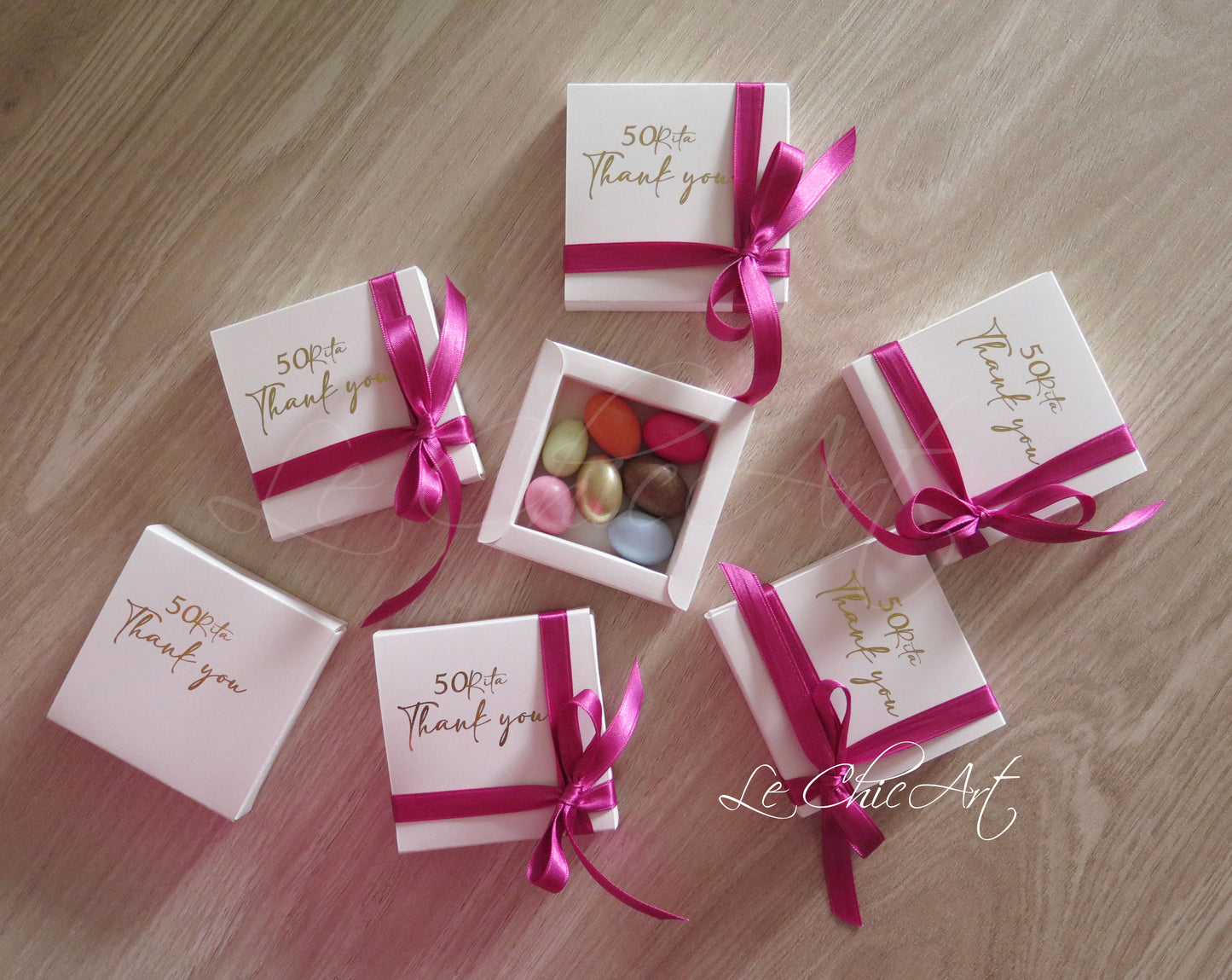 Dettaglio stampa personalizzata oro lucido su scatola portaconfetti fucsia per 50° compleanno donna, finitura premium luxury