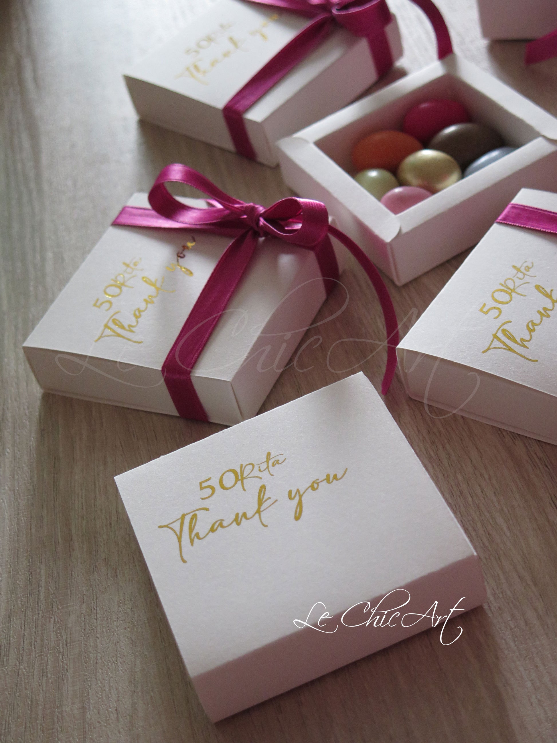 Scatola portaconfetti luxury 8x8x2cm fucsia con stampa oro lucido per 50 anni donna, design a sfilo elegante con nastro pretagliato incluso