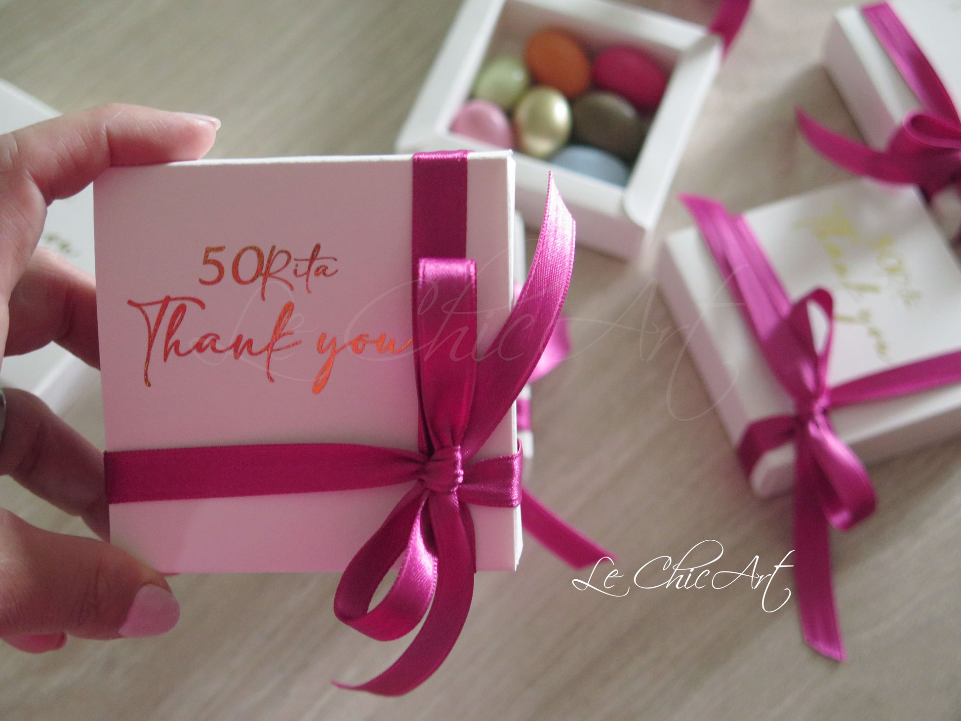 Bomboniera luxury per 50 anni donna con scatola fucsia oro lucido, nastro incluso e confetti ripieni su richiesta, Made in Italy