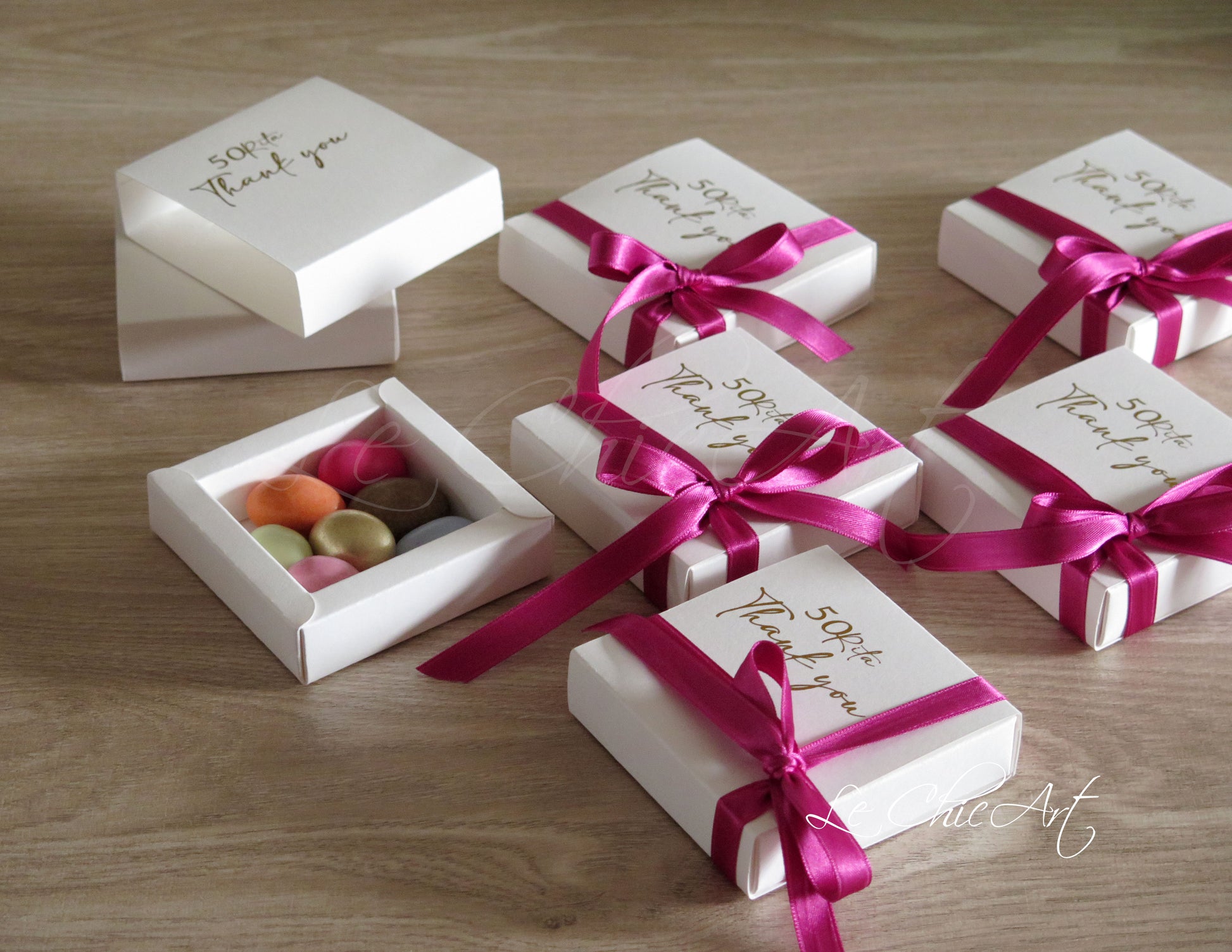 Set 20 scatole bomboniere fucsia e oro per compleanno 50 anni donna, dimensioni 8x8x2cm, capacità 7-8 confetti ripieni