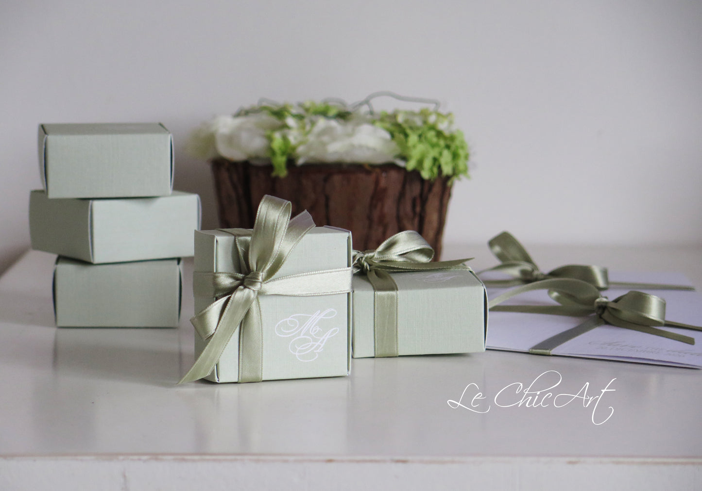 Dettaglio scatole porta confetti verde salvia con nastro per promessa matrimonio