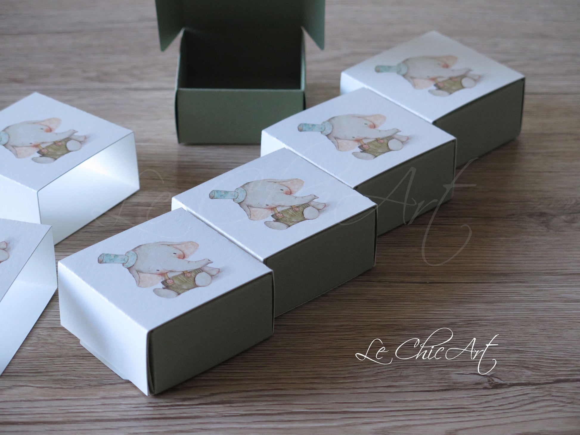 Set bomboniere battesimo tema elefantino su fondo verde salvia elegante