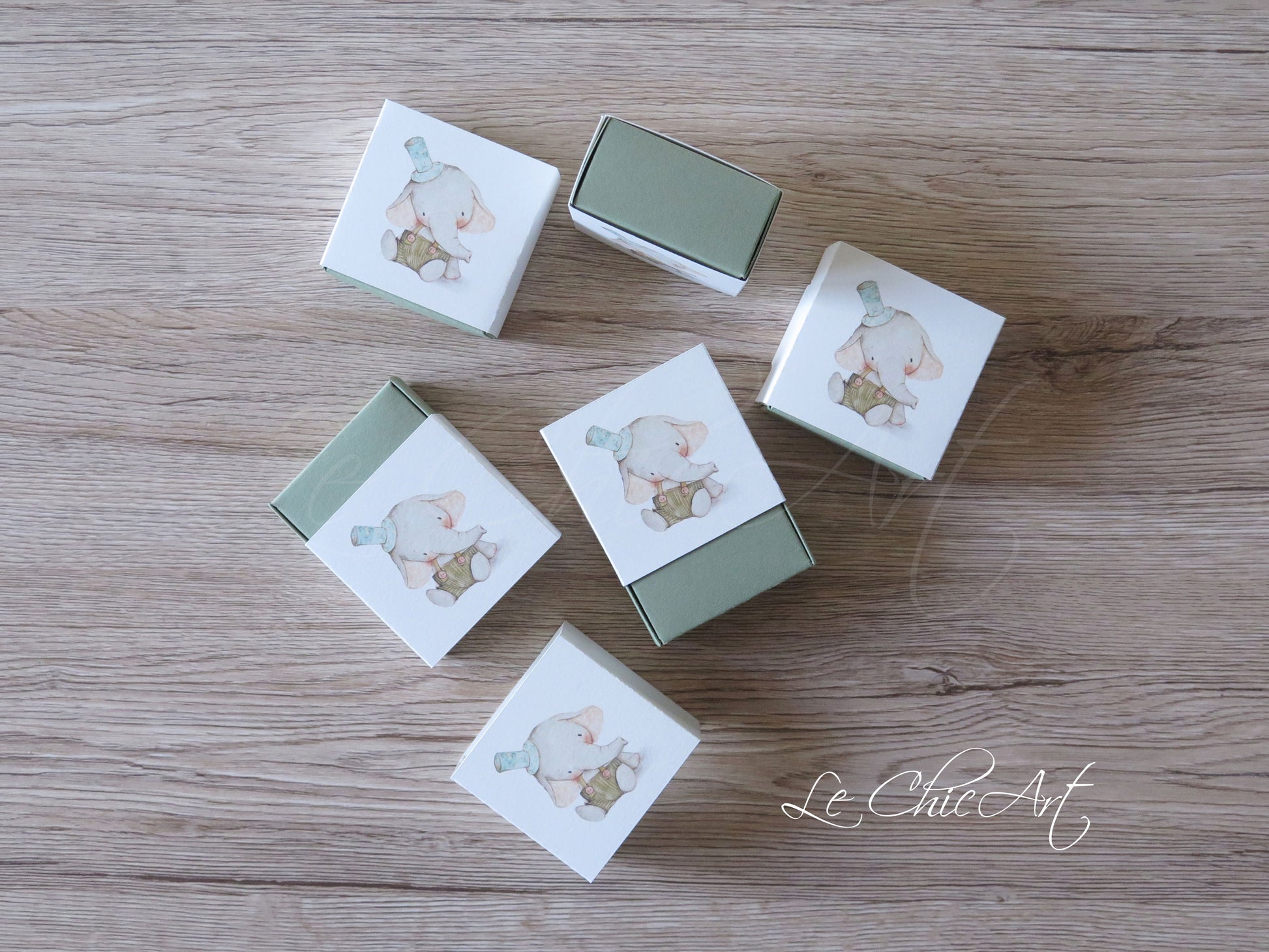 Dettaglio scatola confetti verde salvia con elefantino decorativo per cerimonia