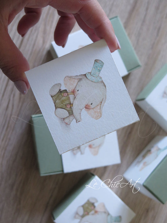 Scatola porta confetti quadrata verde salvia con baby elefantino e fascia a sfilo per battesimo