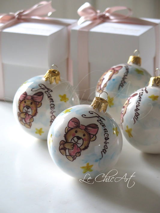 Palla ceramica battesimo dipinta a mano con orsetto rosa cipria - Bomboniera personalizzata Ø8,5cm con scatola artigianale