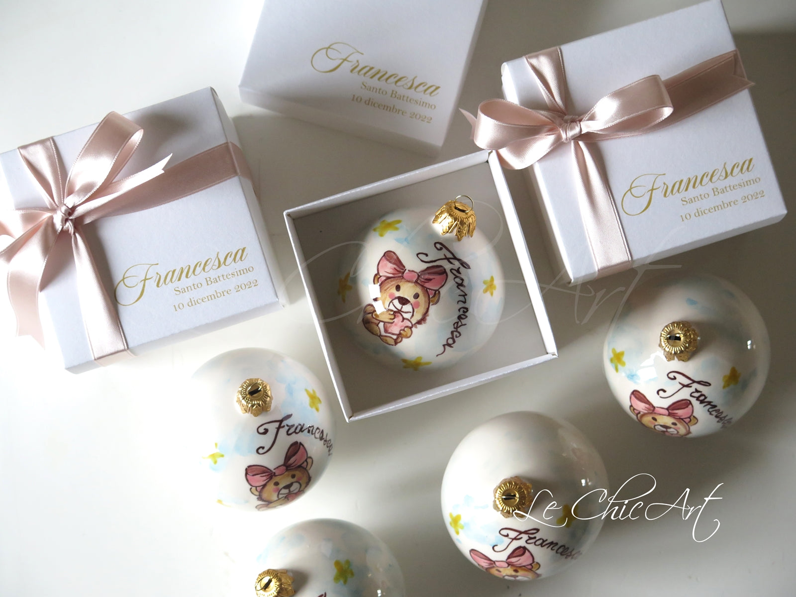 Dettaglio palla ceramica battesimo orsetto rosa dipinto a mano - Bomboniera luxury Made in Italy con nome personalizzato