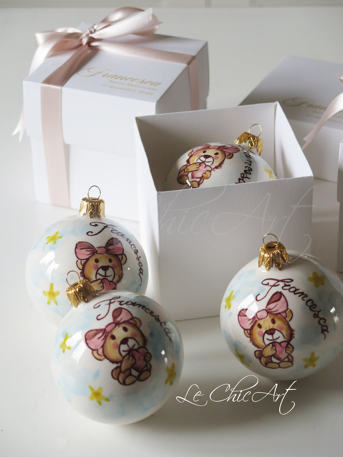 Bomboniera battesimo palla ceramica rosa con orsetto tenero - Personalizzazione nome bambina Ø8,5cm vista laterale